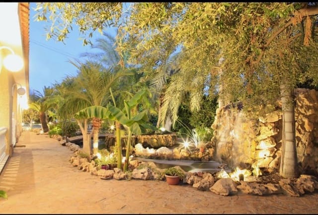 7 makuuhuone Huvila myytävänä paikassa Las Bayas, Elche / Elx mukana 
autotalli - 735 000 € (Ref: 8423308)