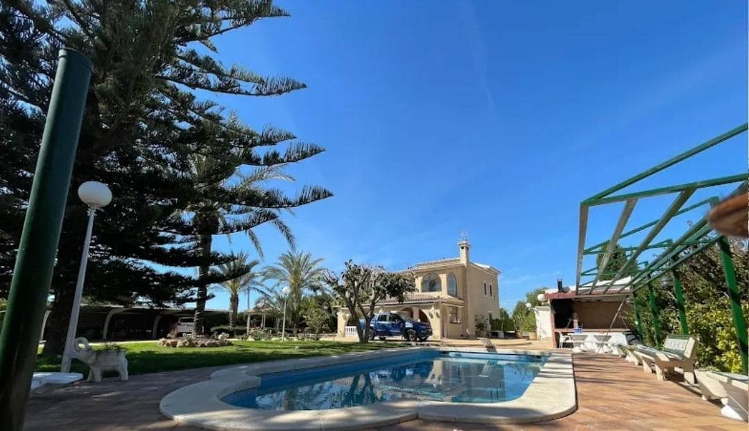 7 bedroom Villa for sale in Las Bayas with garage - € 735,000 (Ref: 8423308)