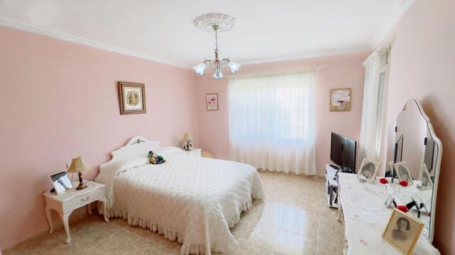 6 makuuhuone Huvila myytävänä paikassa La Nucia mukana 
autotalli - 550 000 € (Ref: 8561459)