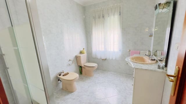 6 makuuhuone Huvila myytävänä paikassa La Nucia mukana 
autotalli - 550 000 € (Ref: 8561459)