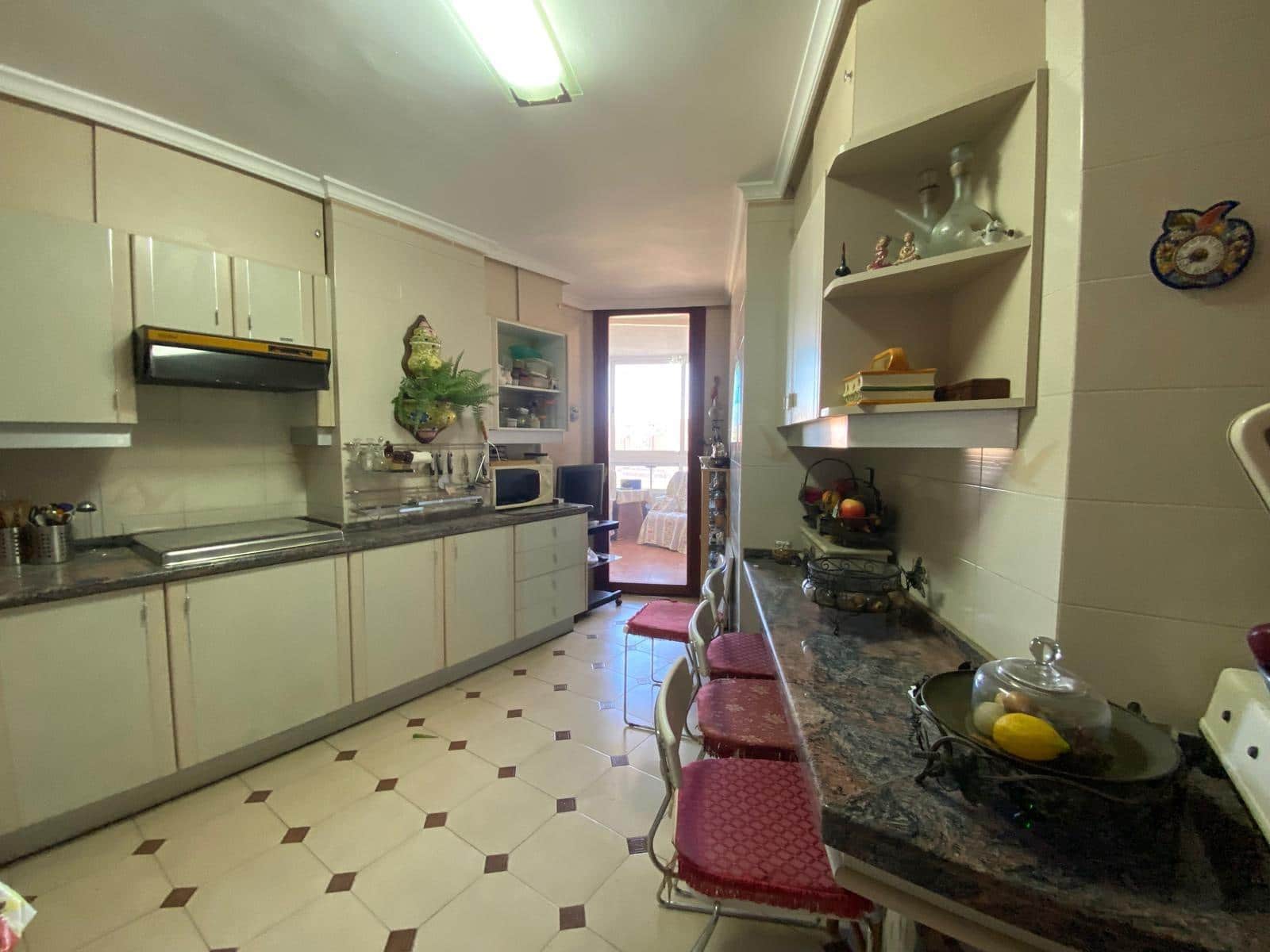 Piso de 4 habitaciones en Alicante / Alacant ciudad en venta con piscina garaje - 360.000 € (Ref: 8574156)