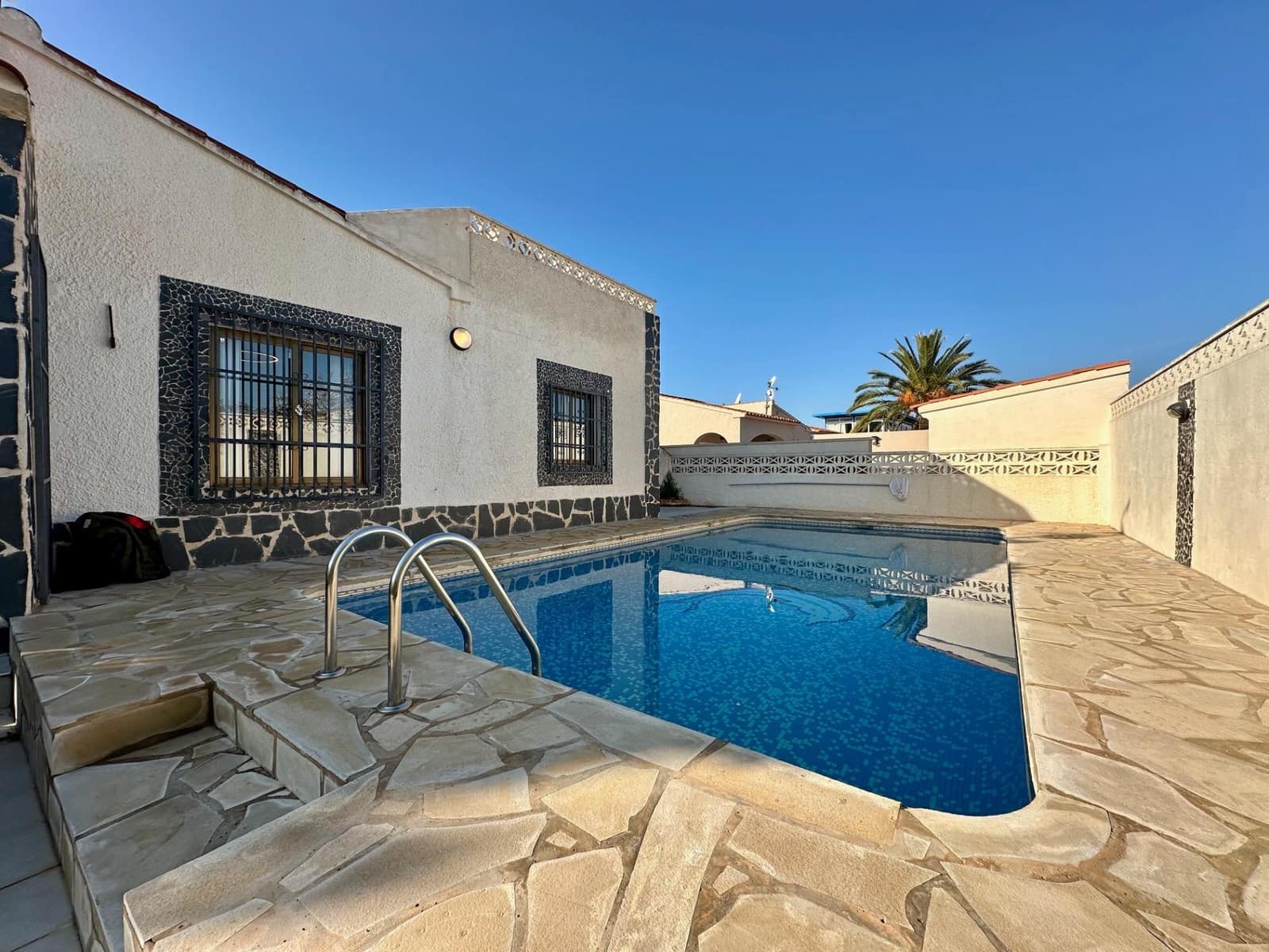 Chalet de 3 habitaciones en Albir en alquiler con piscina garaje - 2.600 € (Ref: 8767251)
