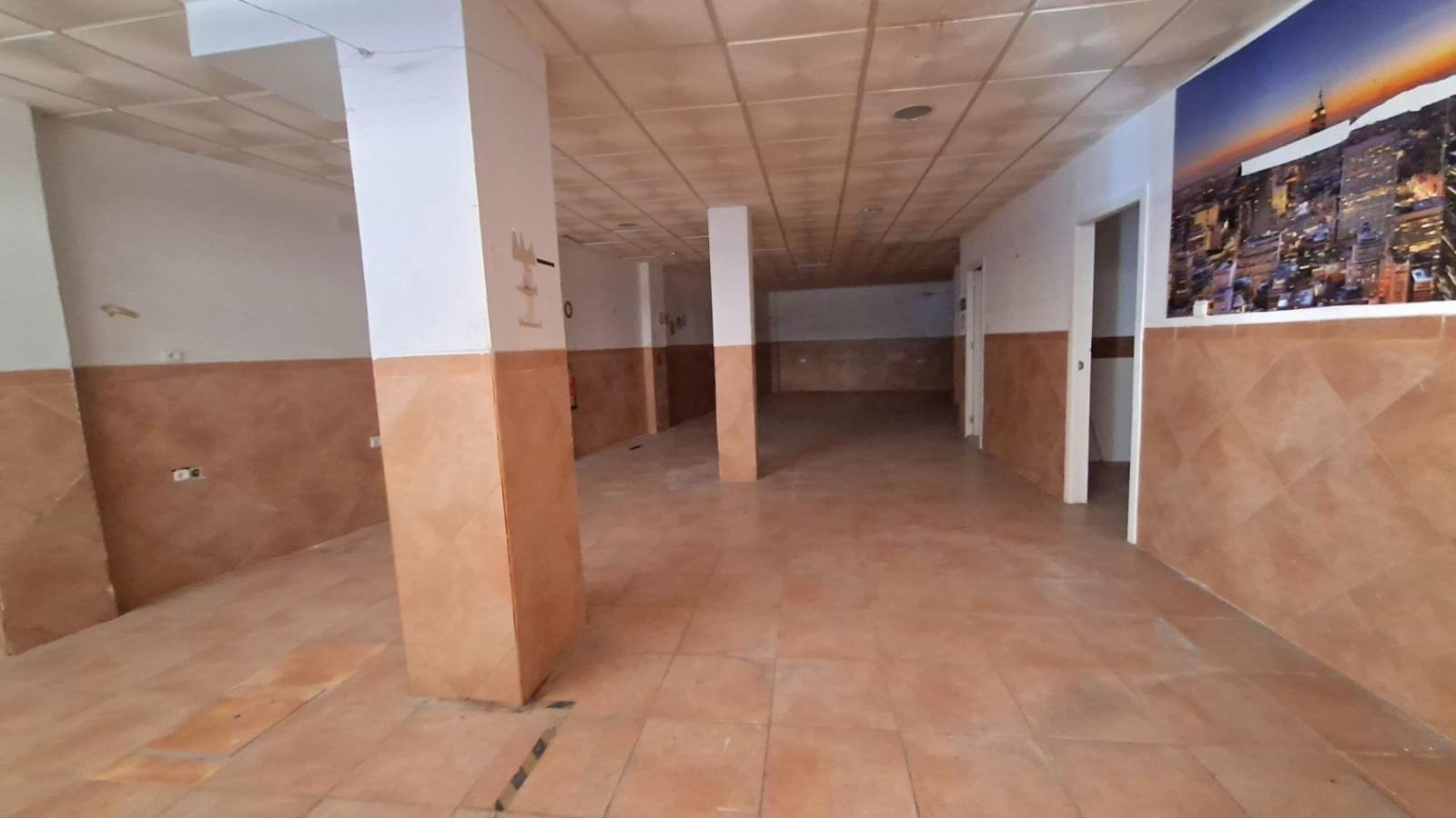 Commercial for sale in Alicante / Alacant city - € 127,500 (Ref: 8847714)