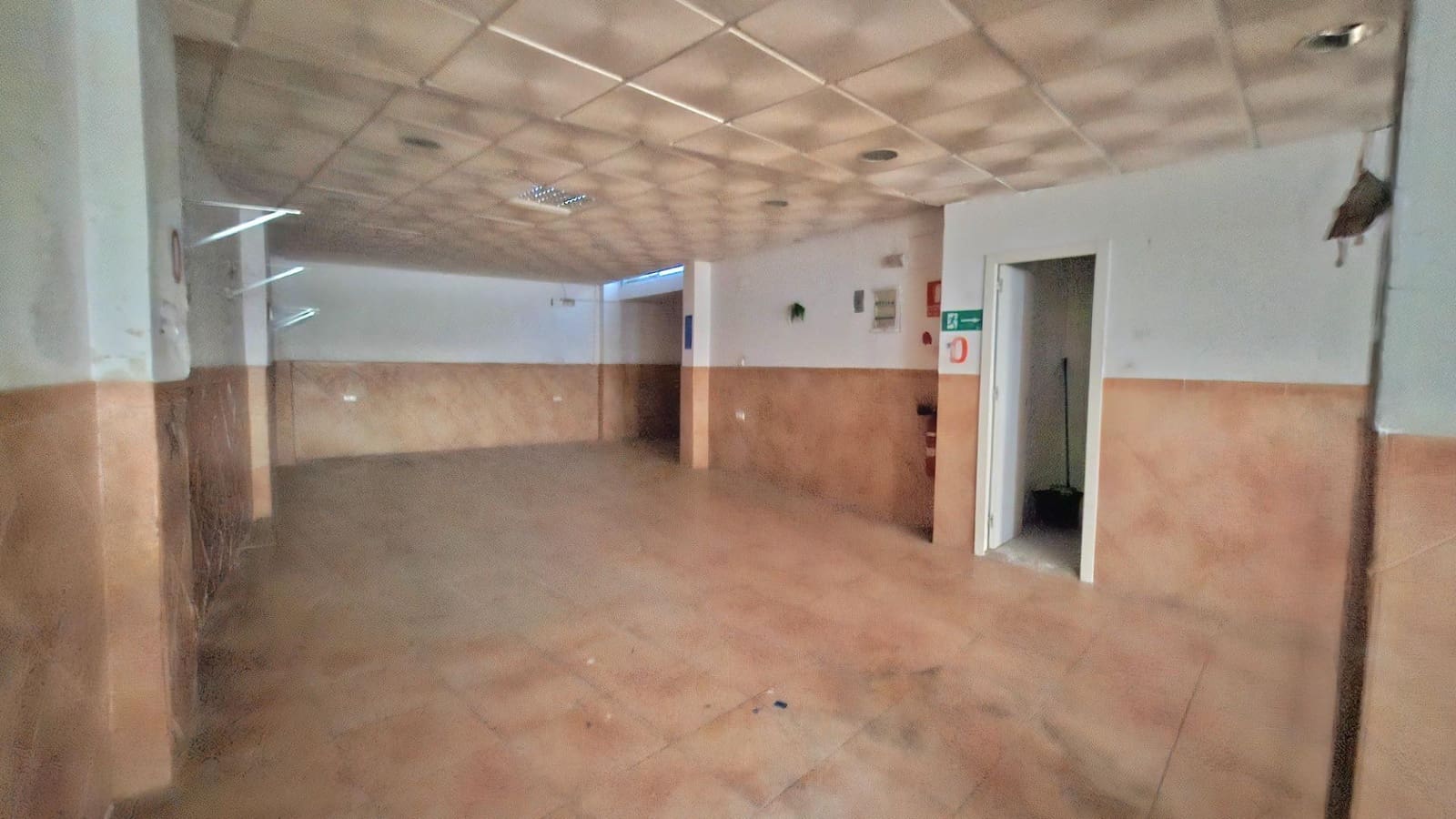 Commercial for sale in Alicante / Alacant city - € 127,500 (Ref: 8847714)
