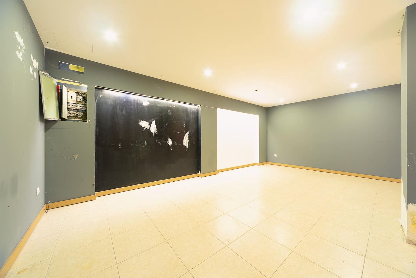 Commercial for sale in Denia - € 190,000 (Ref: 8854874)