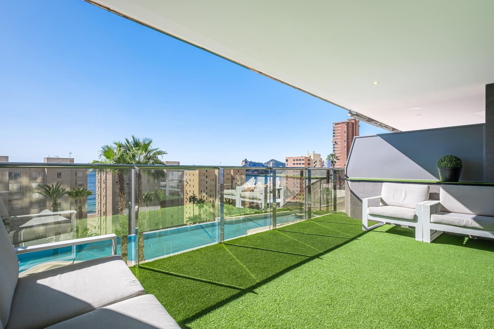 2 slaapkamer Appartement te koop in Benidorm met zwembad - € 595.000 (Ref: 9078197)