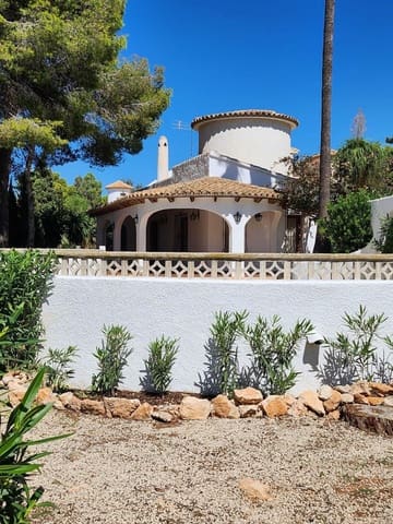 Villa til salgs i Moraira, Teulada-Moraira med svømmebasseng garasje - € 735 000 (Ref: 9099021)
