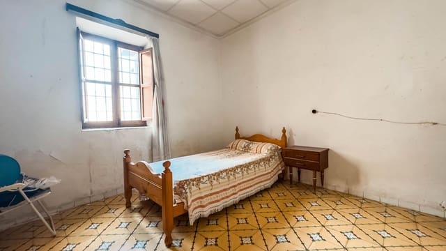 5 bedroom Townhouse for sale in Mula with garage - € 96,000 (Ref: 9149171)