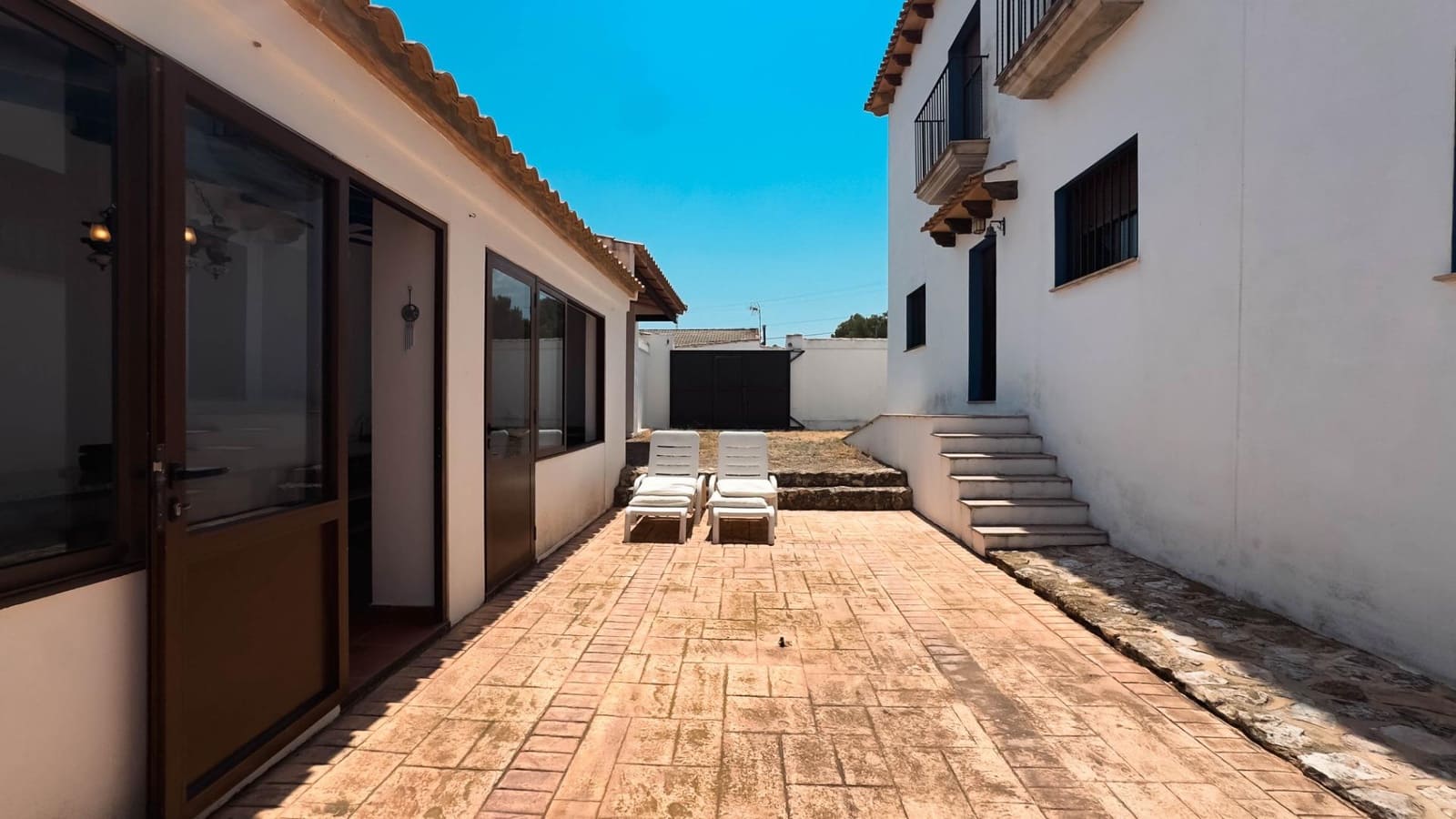 8 bedroom Villa for sale in Villa de Ves with garage - € 310,000 (Ref: 9173379)