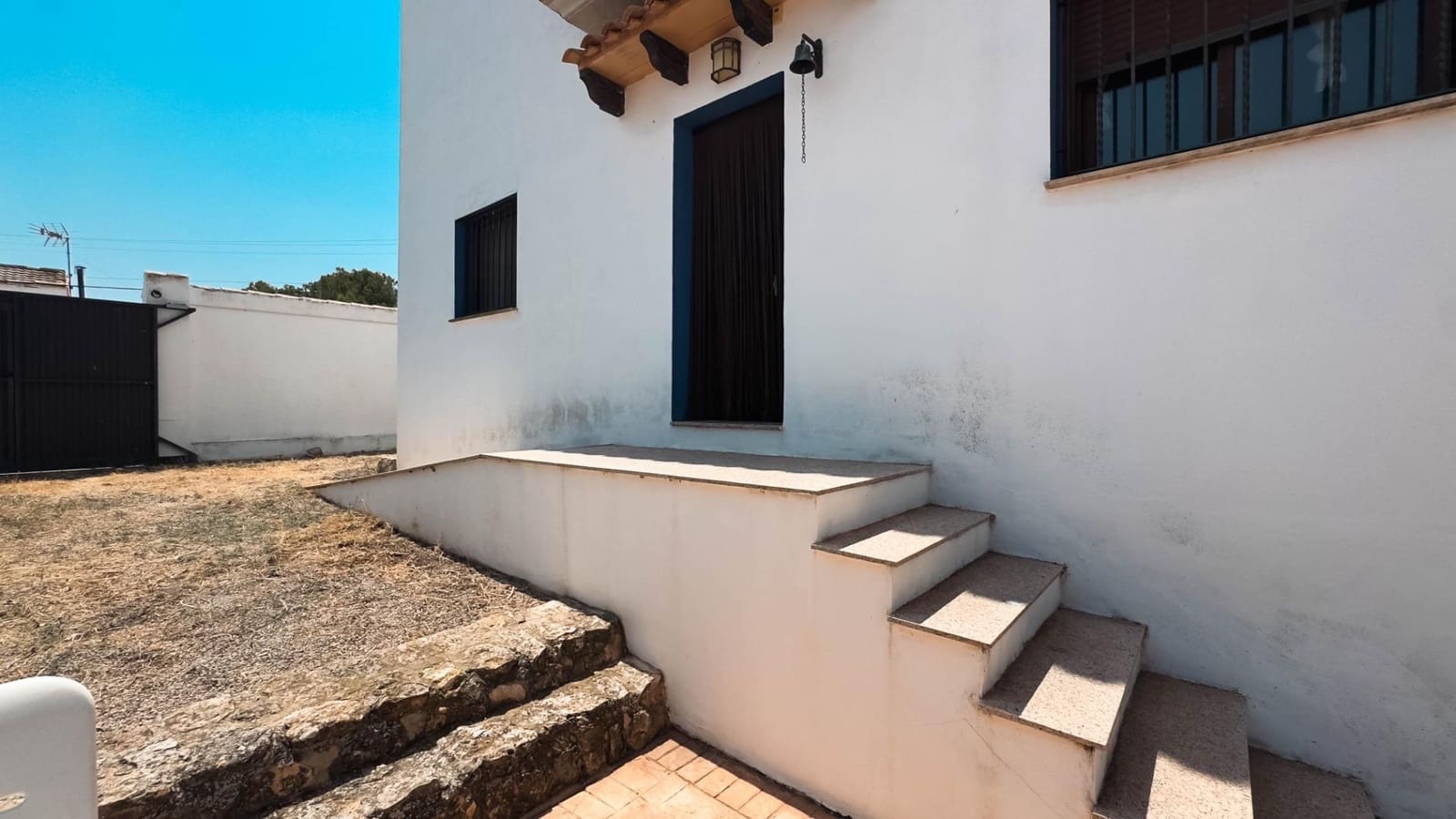 8 bedroom Villa for sale in Villa de Ves with garage - € 310,000 (Ref: 9173379)