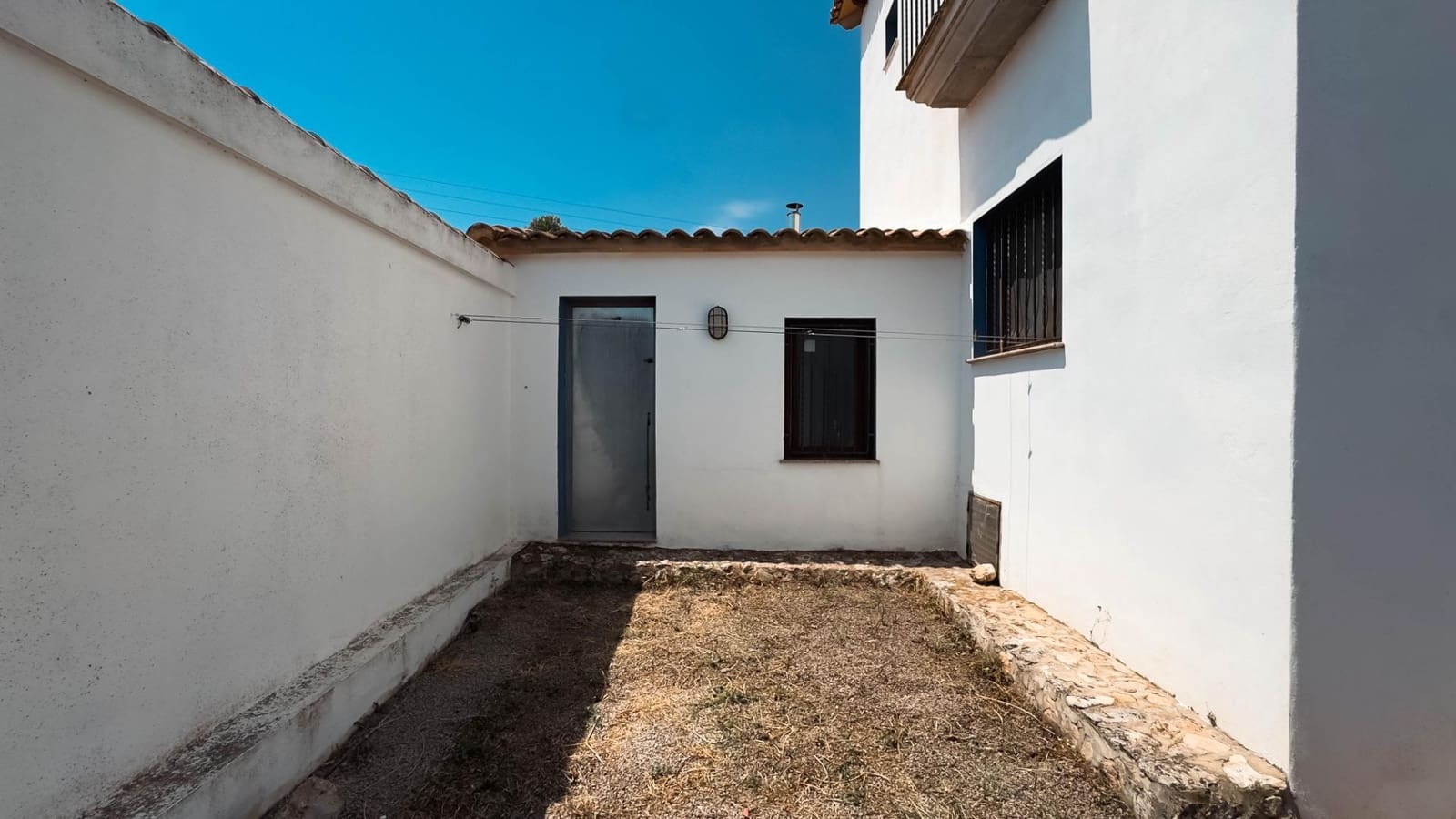 8 bedroom Villa for sale in Villa de Ves with garage - € 310,000 (Ref: 9173379)