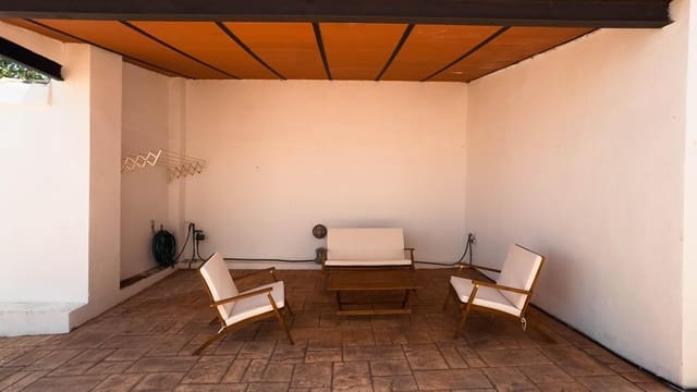 8 bedroom Villa for sale in Villa de Ves with garage - € 310,000 (Ref: 9173379)