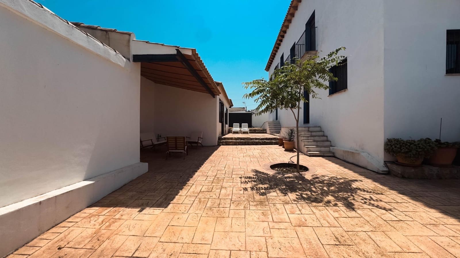 8 bedroom Villa for sale in Villa de Ves with garage - € 310,000 (Ref: 9173379)