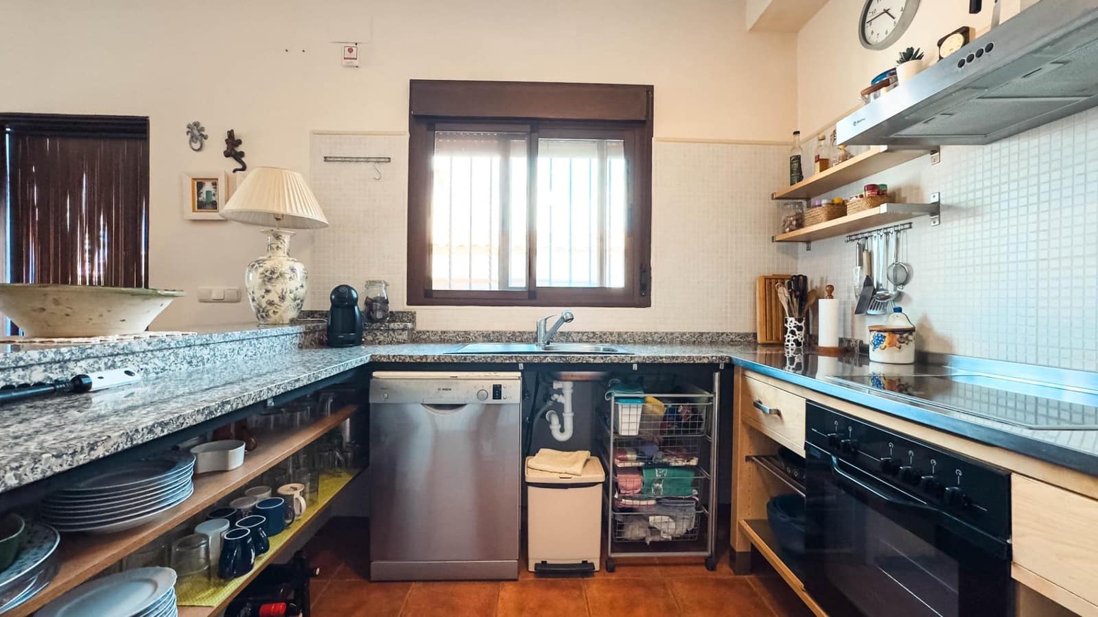 8 bedroom Villa for sale in Villa de Ves with garage - € 310,000 (Ref: 9173379)