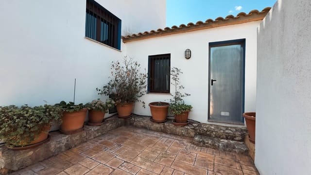8 bedroom Villa for sale in Villa de Ves with garage - € 310,000 (Ref: 9173379)