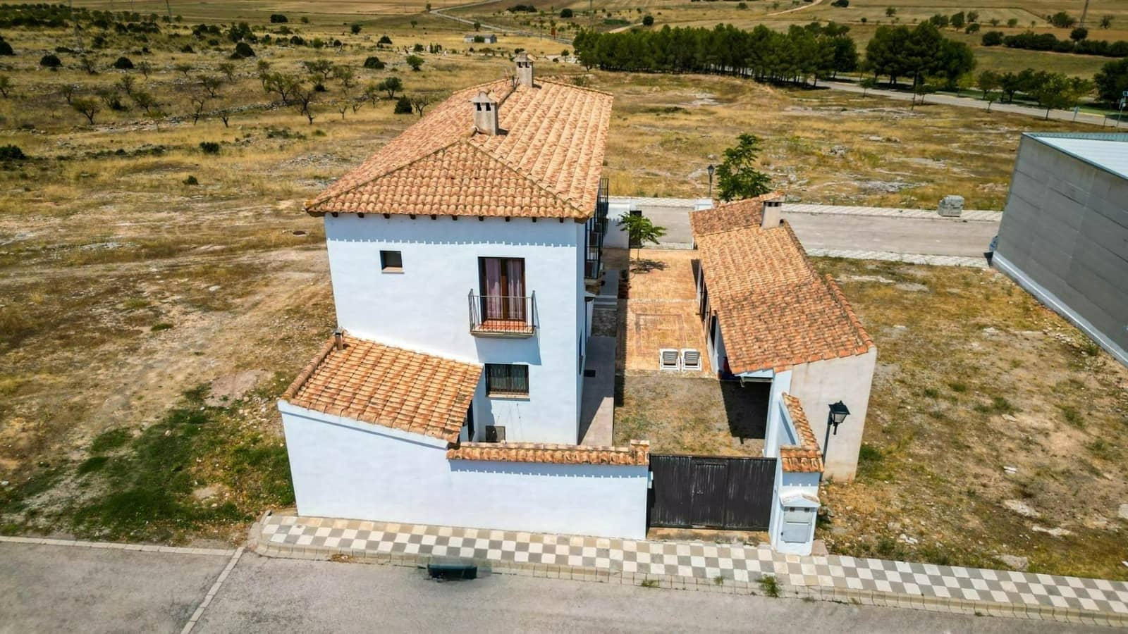 8 bedroom Villa for sale in Villa de Ves with garage - € 310,000 (Ref: 9173379)