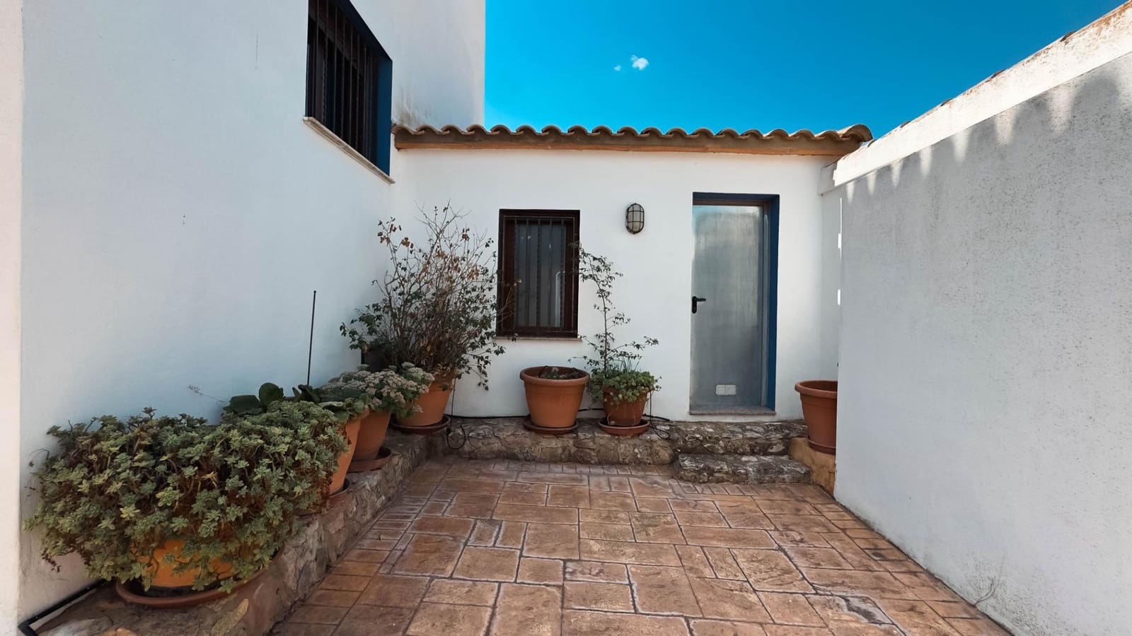 8 bedroom Villa for sale in Villa de Ves with garage - € 310,000 (Ref: 9173379)