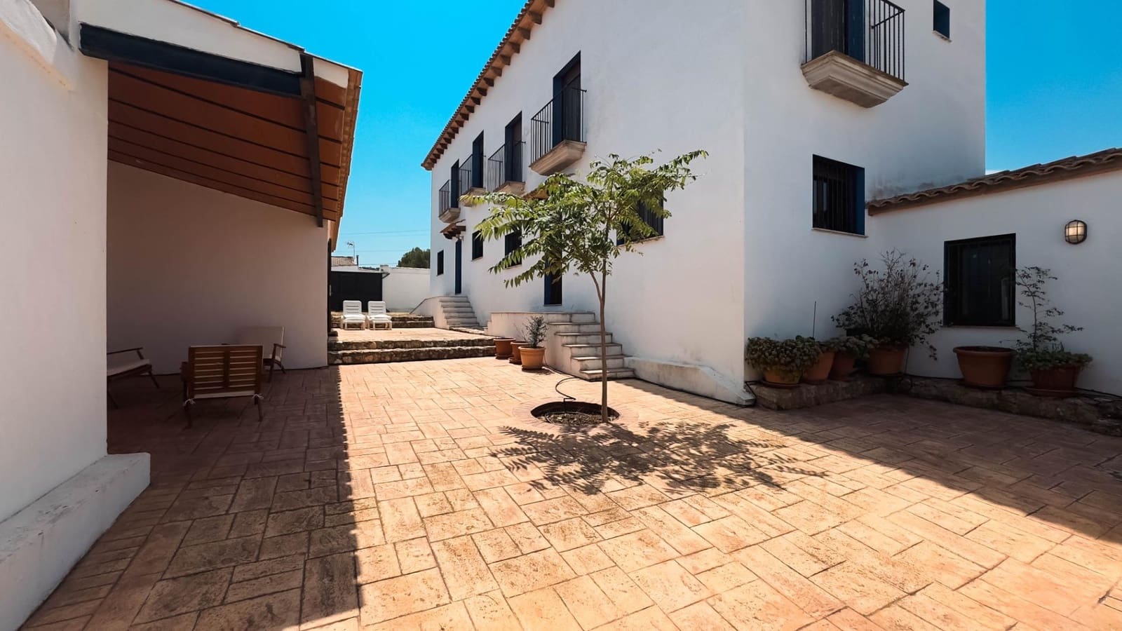 8 bedroom Villa for sale in Villa de Ves with garage - € 310,000 (Ref: 9173379)