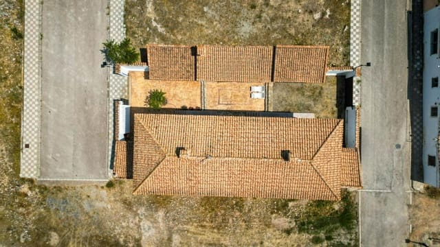 8 bedroom Villa for sale in Villa de Ves with garage - € 310,000 (Ref: 9173379)