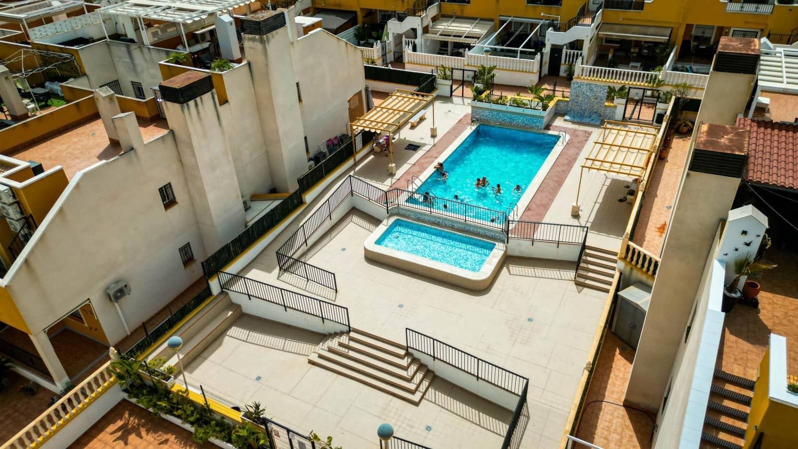 Adosado de 2 habitaciones en Elche / Elx en venta con garaje - 242.000 € (Ref: 9200405)