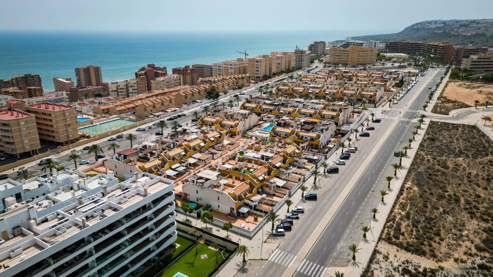 Adosado de 2 habitaciones en Elche / Elx en venta con garaje - 242.000 € (Ref: 9200405)