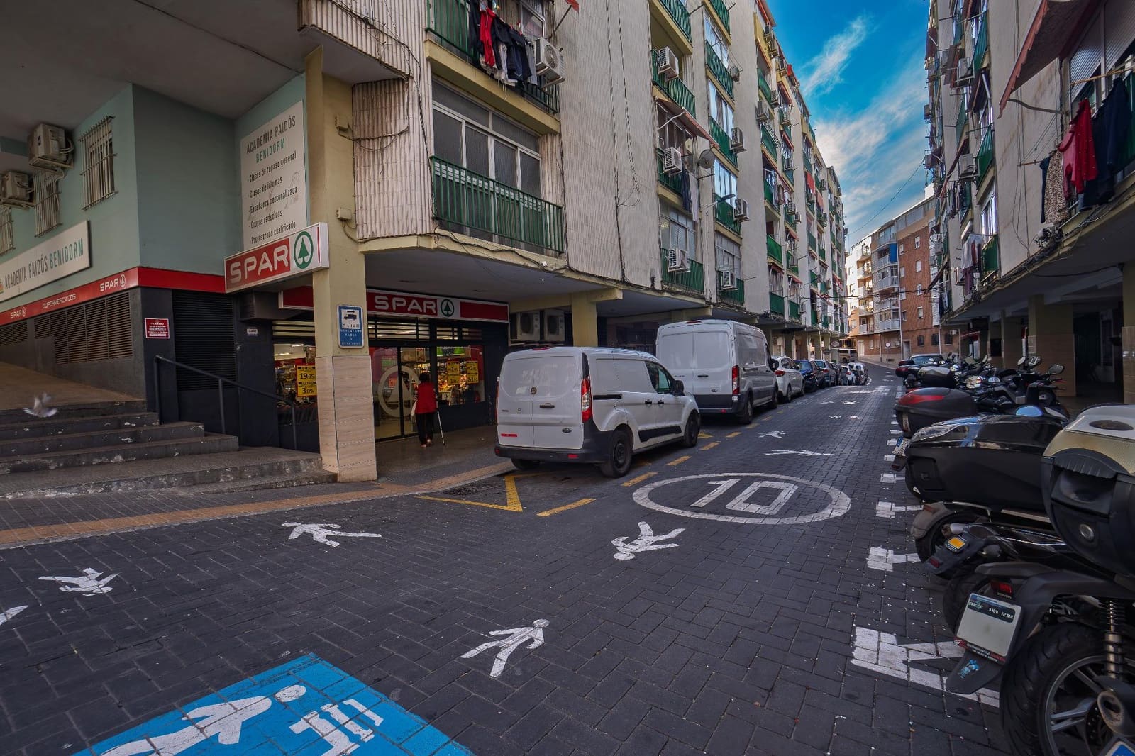 Commercial for sale in Benidorm - € 91,990 (Ref: 9220211)