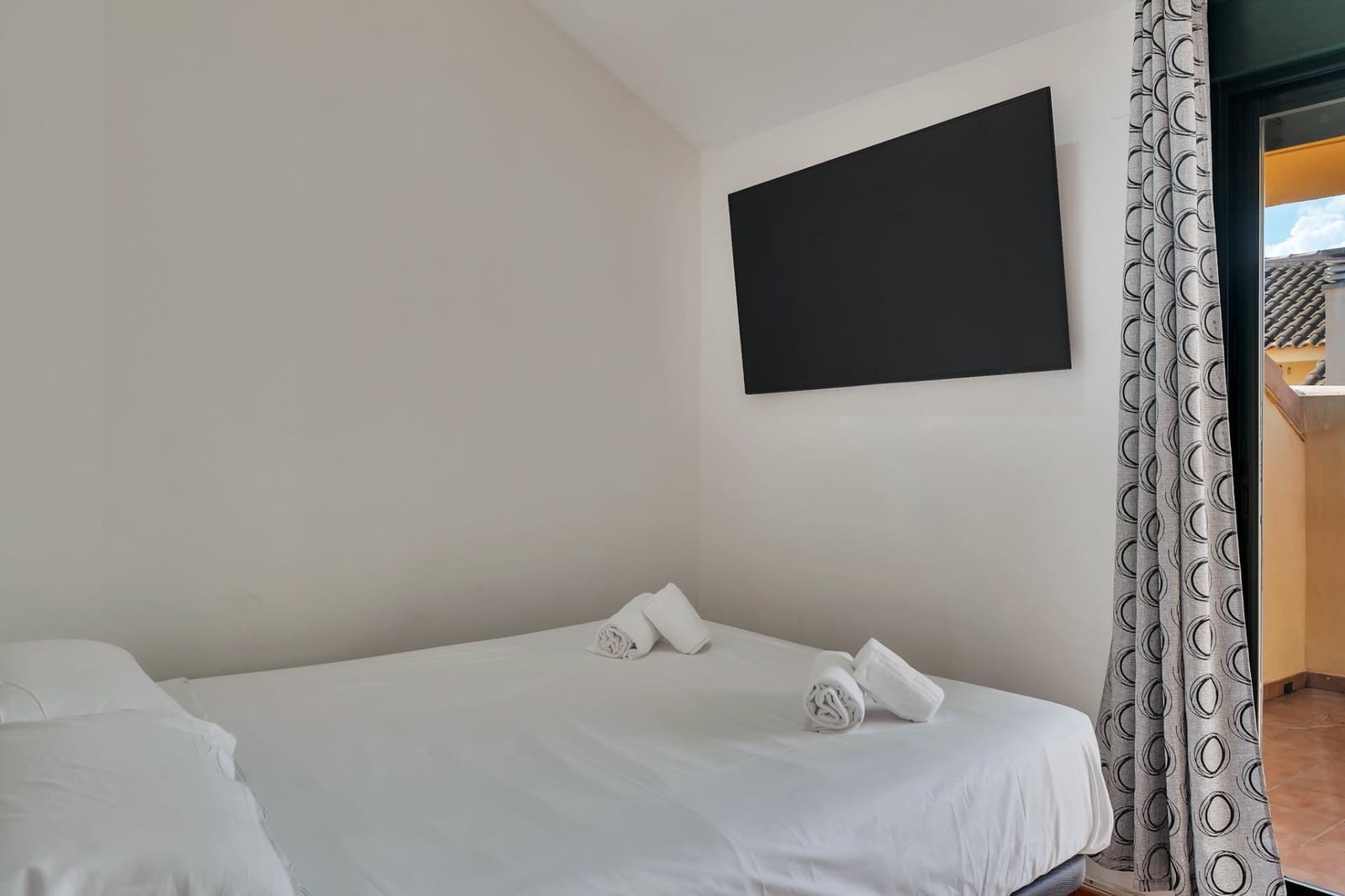 4 sypialnia Dom szeregowy na sprzedaż w Arenal z basenem garażem - 670 000 € (Ref: 9326393)