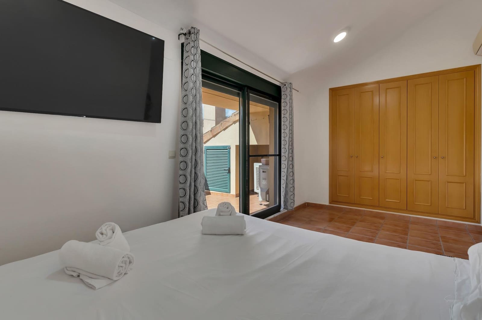 4 sypialnia Dom szeregowy na sprzedaż w Arenal z basenem garażem - 670 000 € (Ref: 9326393)