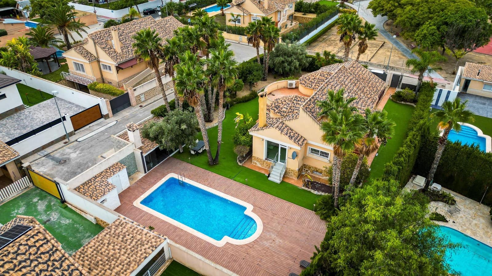 4 sypialnia Willa na sprzedaż w Muchamiel / Mutxamel z basenem - 850 000 € (Ref: 9334877)