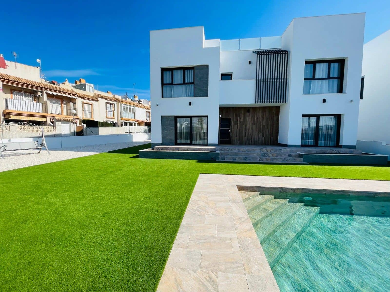 5 soverom Villa til salgs i Torrevieja med svømmebasseng garasje - € 1 200 000 (Ref: 9360668)