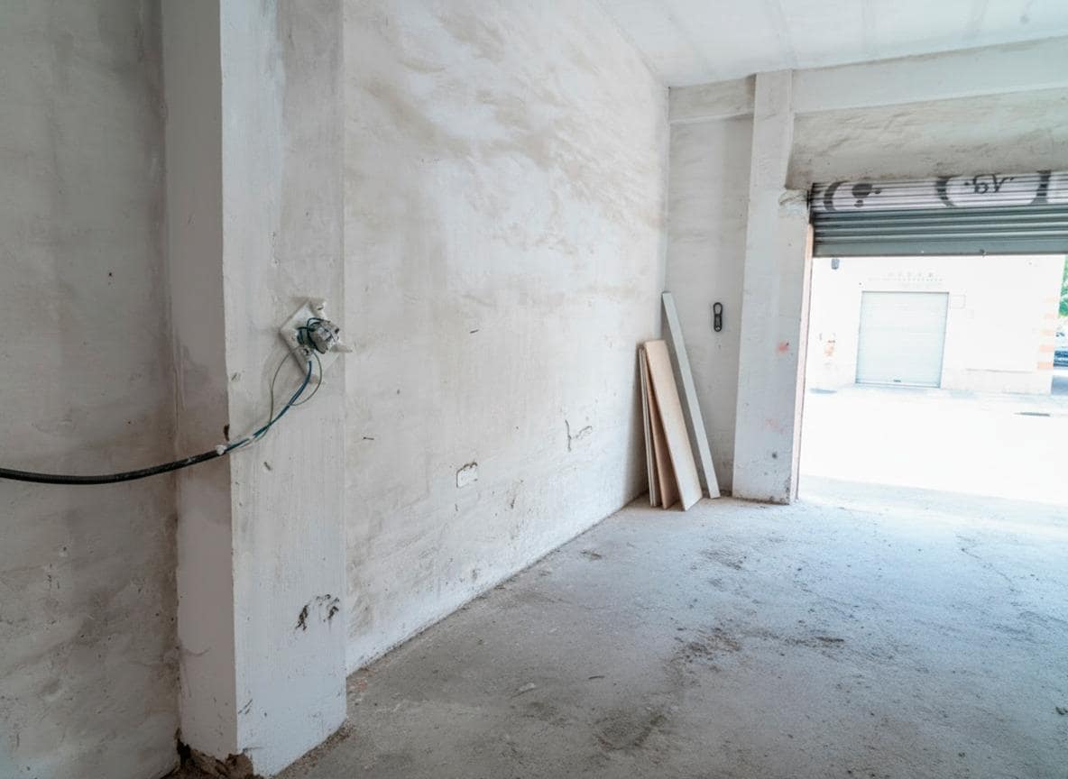 Commercial for sale in Alicante / Alacant city - € 119,900 (Ref: 9373806)