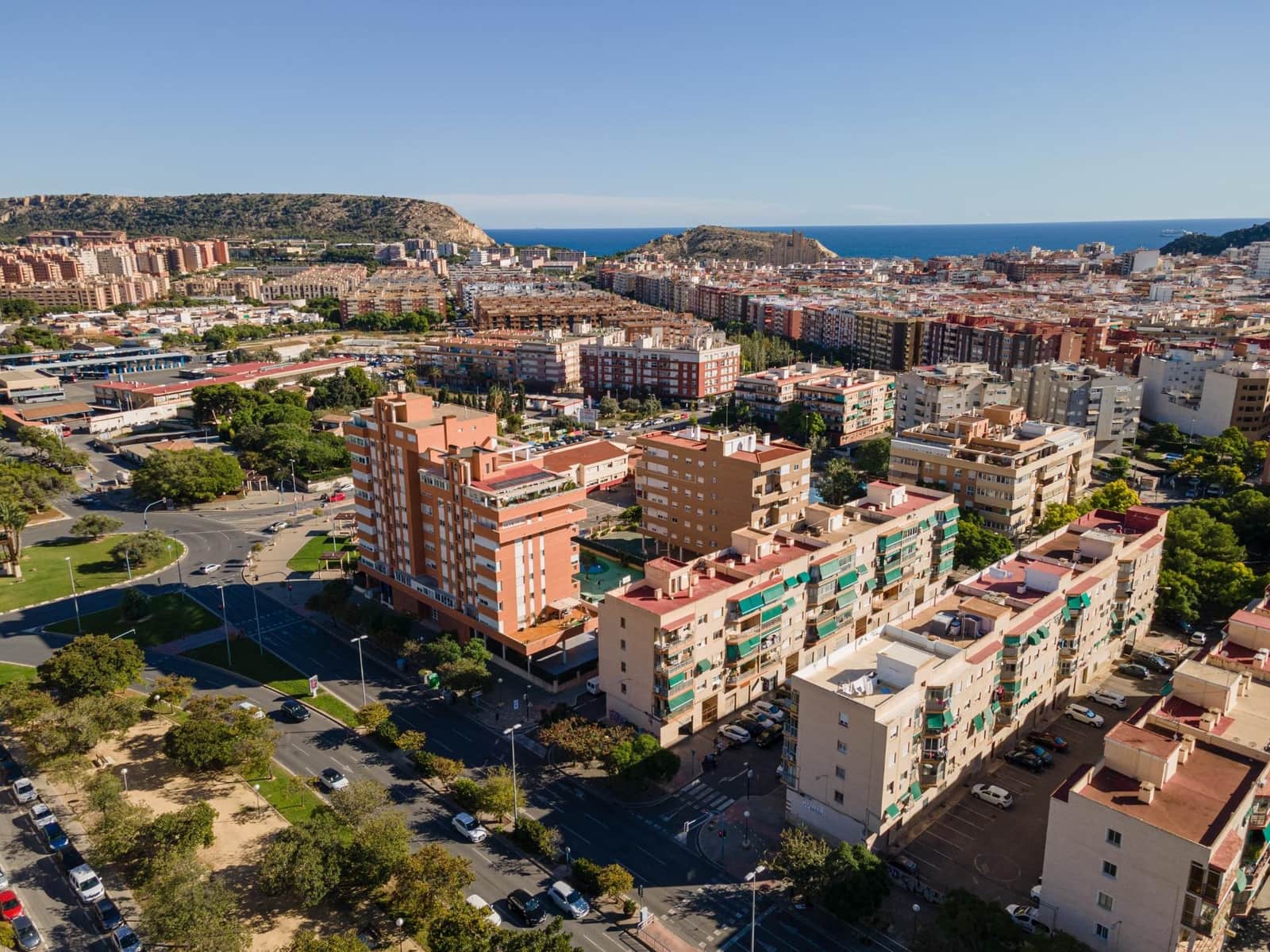 Commercial for sale in Alicante / Alacant city - € 119,900 (Ref: 9373806)
