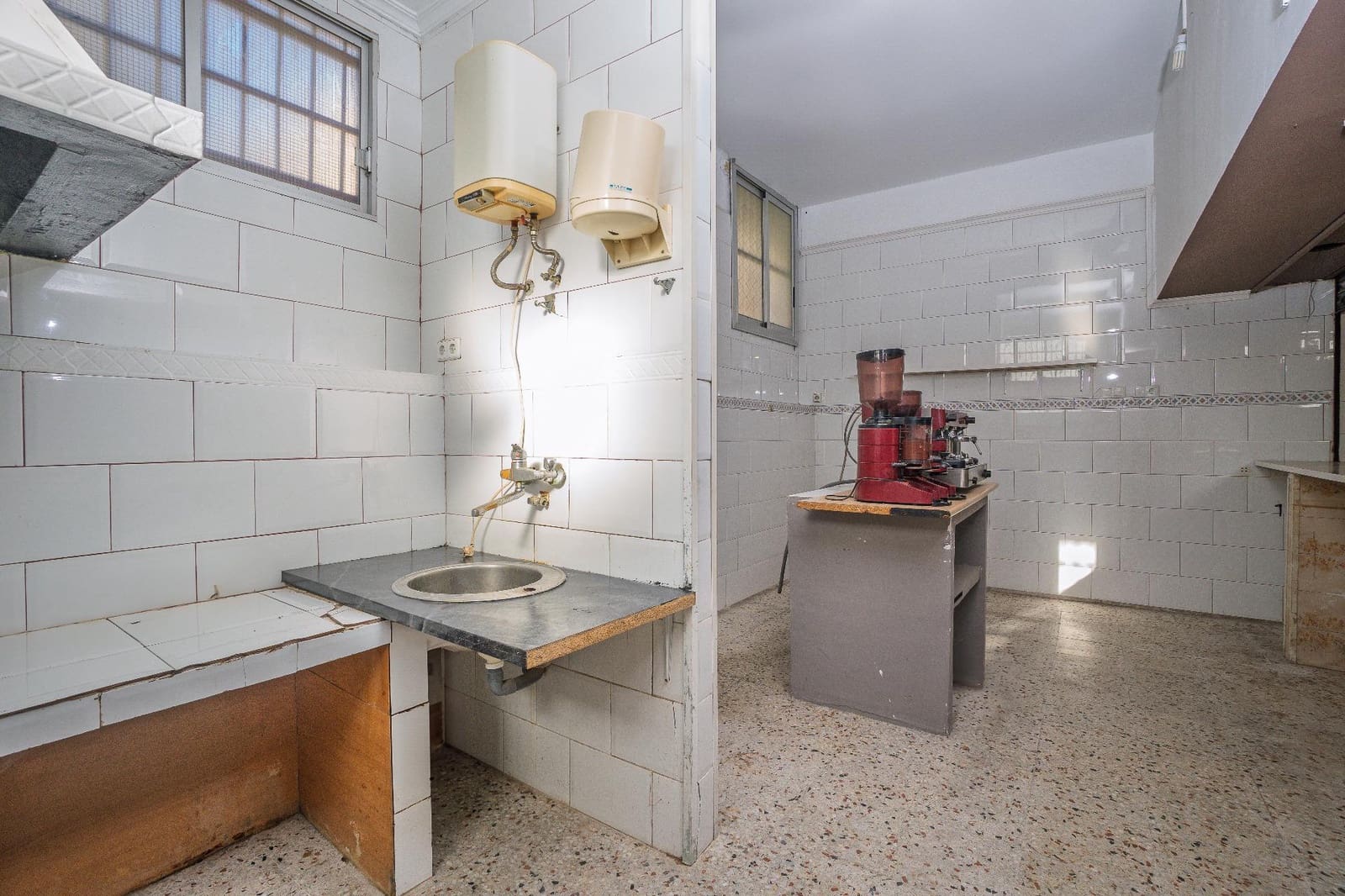 Commercial for sale in Alicante / Alacant city - € 35,000 (Ref: 9410926)