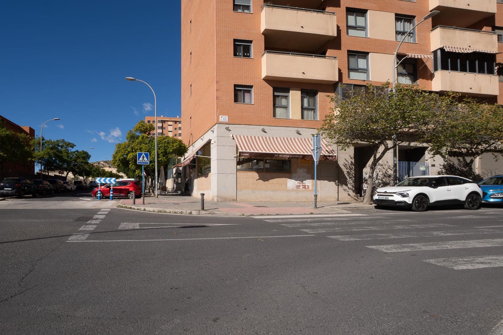 Commercial for sale in Alicante / Alacant city - € 180,000 (Ref: 9415856)