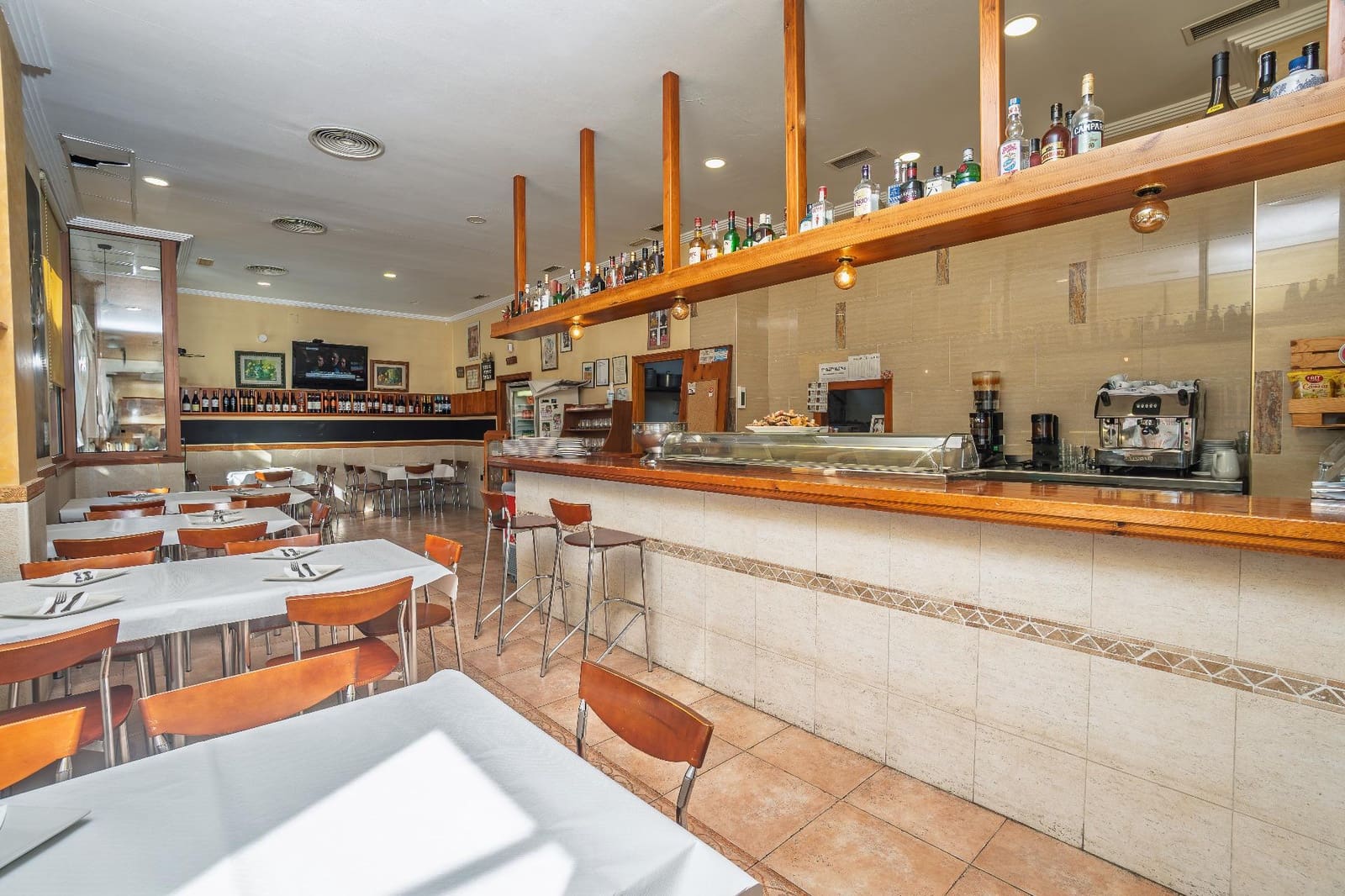 Commercial for sale in Alicante / Alacant city - € 180,000 (Ref: 9415856)