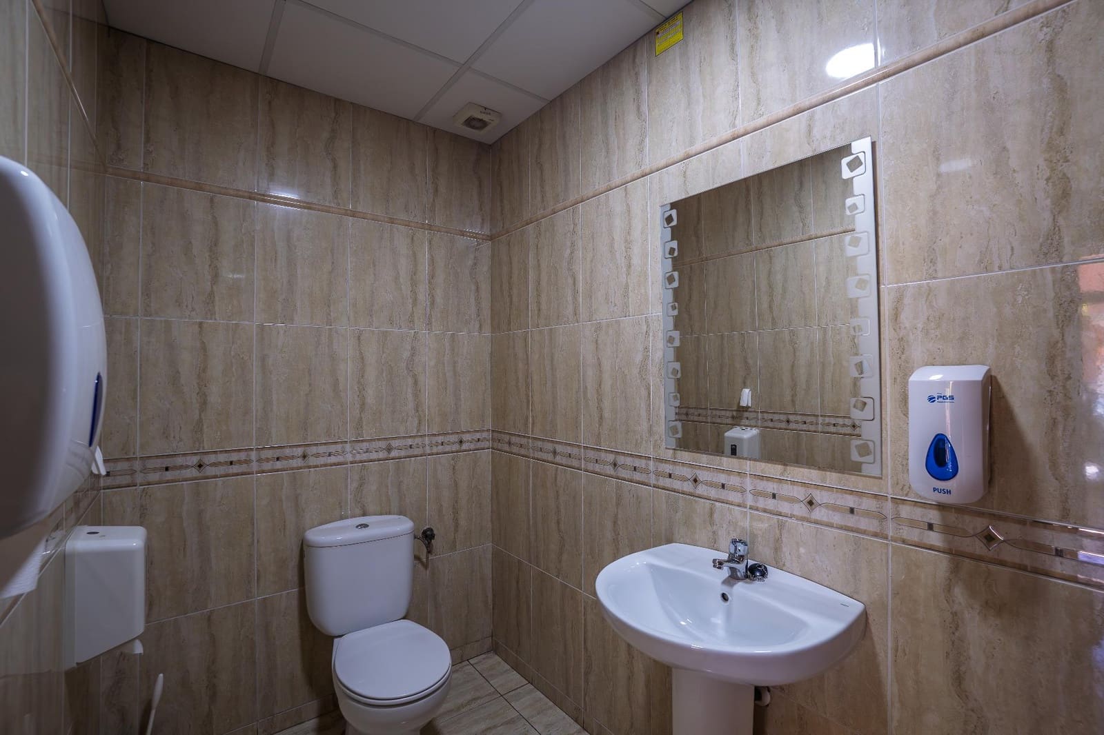 Commercial for sale in Alicante / Alacant city - € 180,000 (Ref: 9415856)