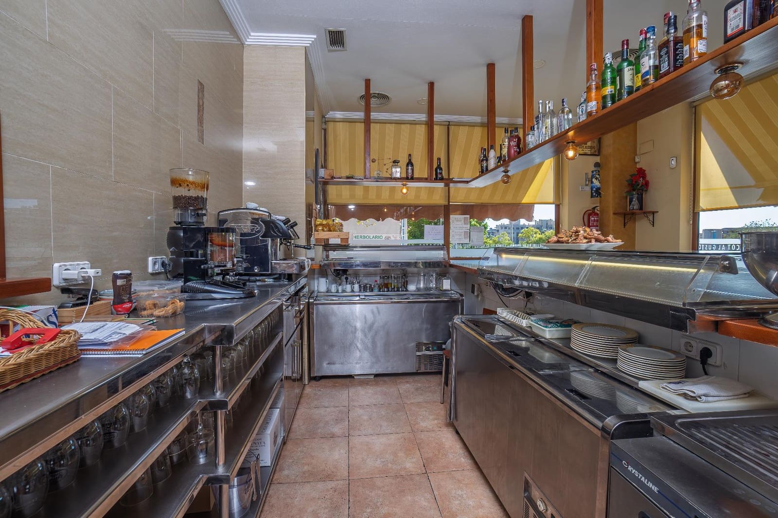 Commercial for sale in Alicante / Alacant city - € 180,000 (Ref: 9415856)