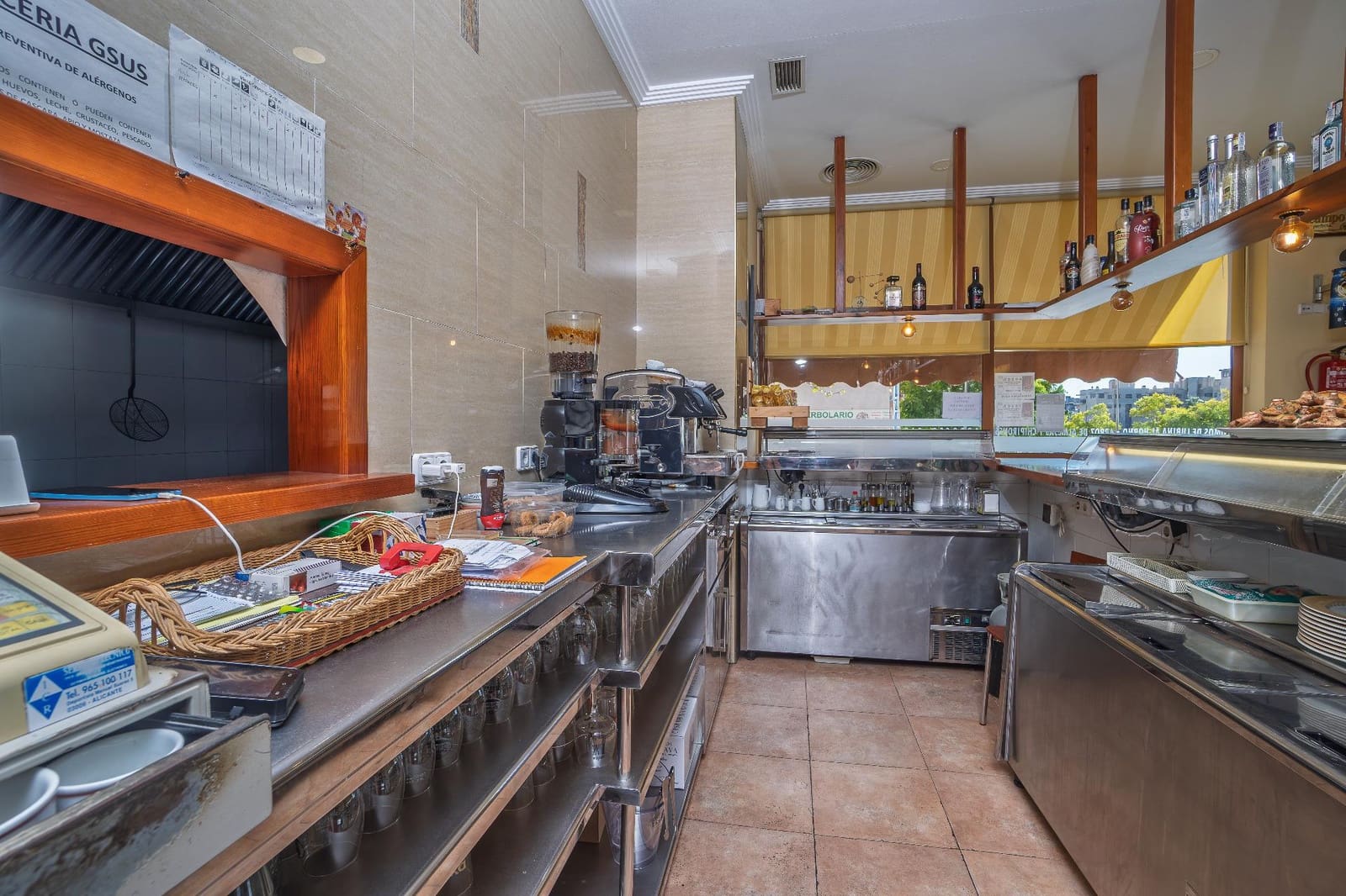 Commercial for sale in Alicante / Alacant city - € 180,000 (Ref: 9415856)