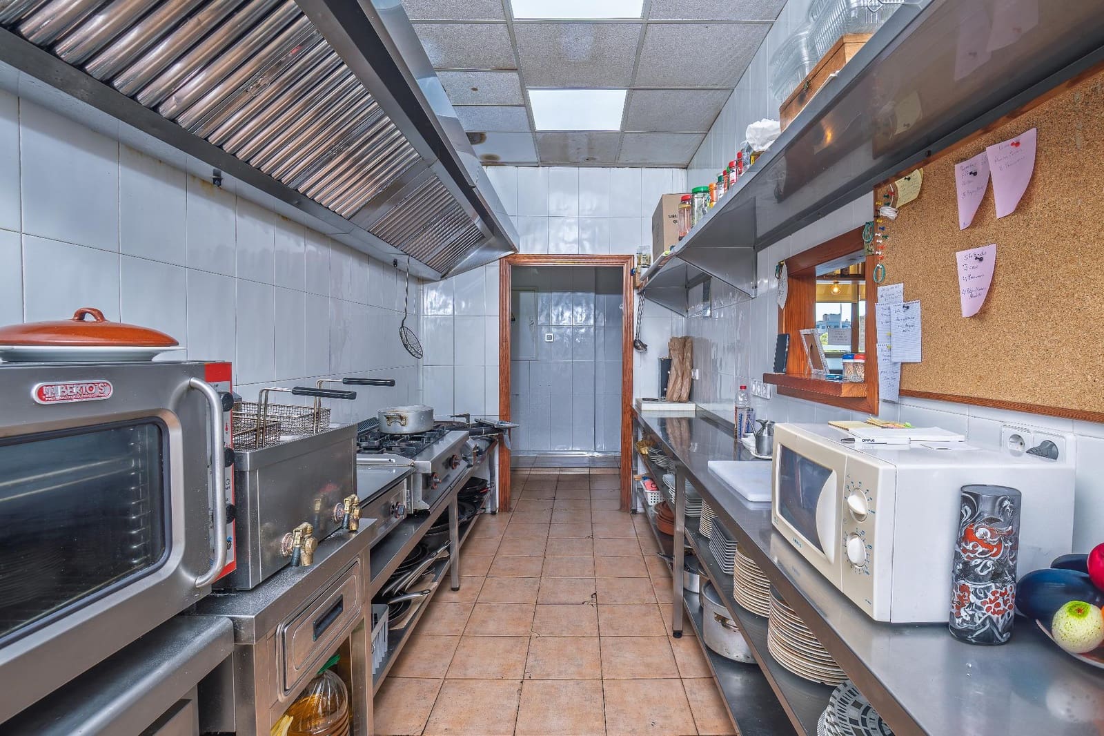 Commercial for sale in Alicante / Alacant city - € 180,000 (Ref: 9415856)