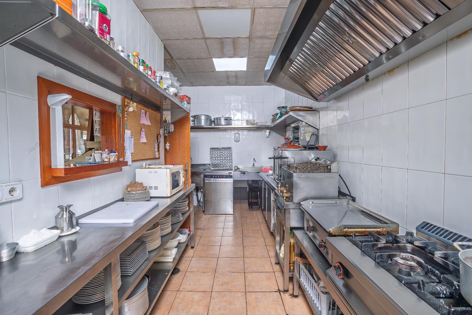 Commercial for sale in Alicante / Alacant city - € 180,000 (Ref: 9415856)