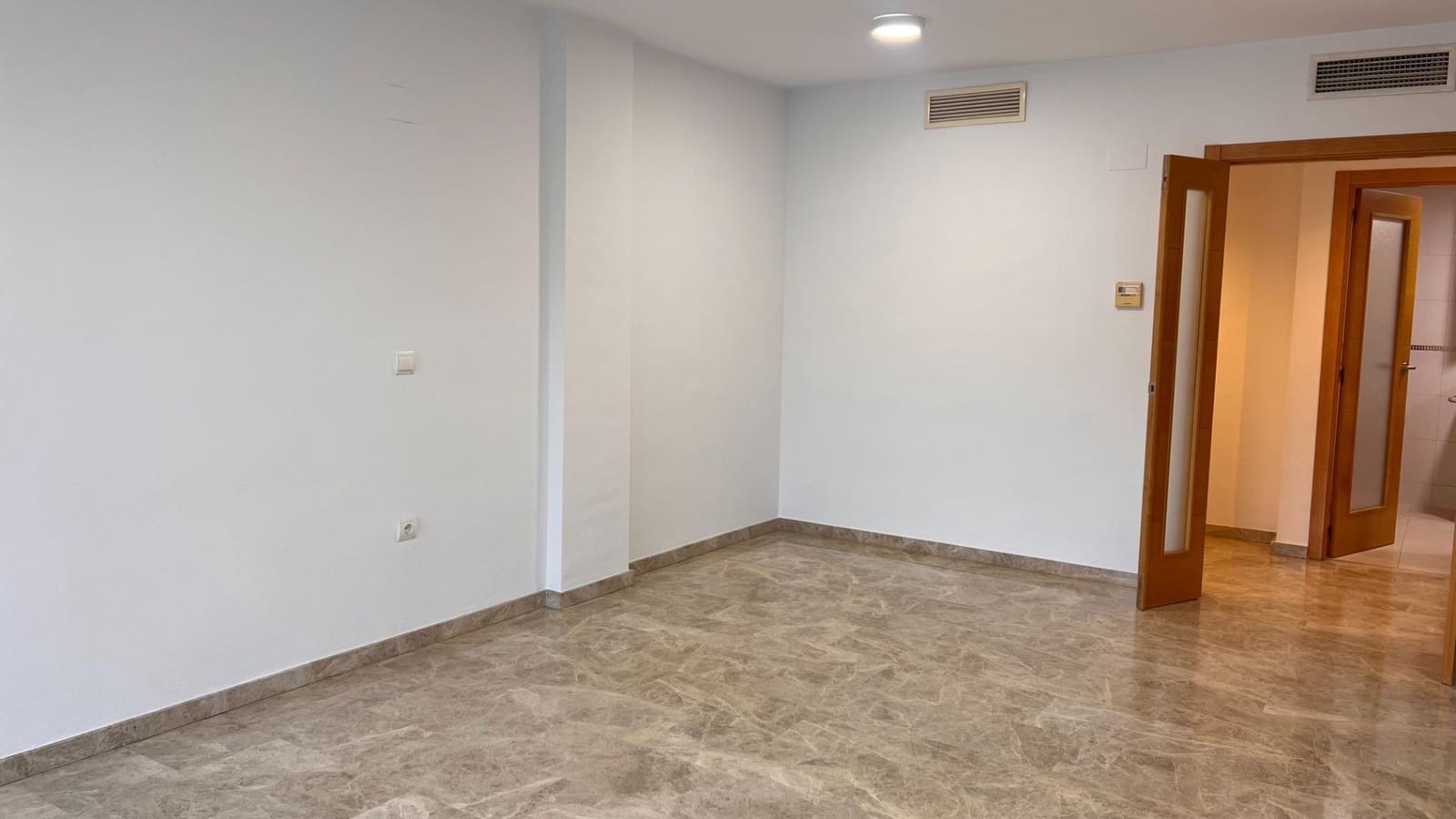 3 quarto Apartamento para arrendar em Alicante cidade com piscina - 1 200 € (Ref: 9440055)