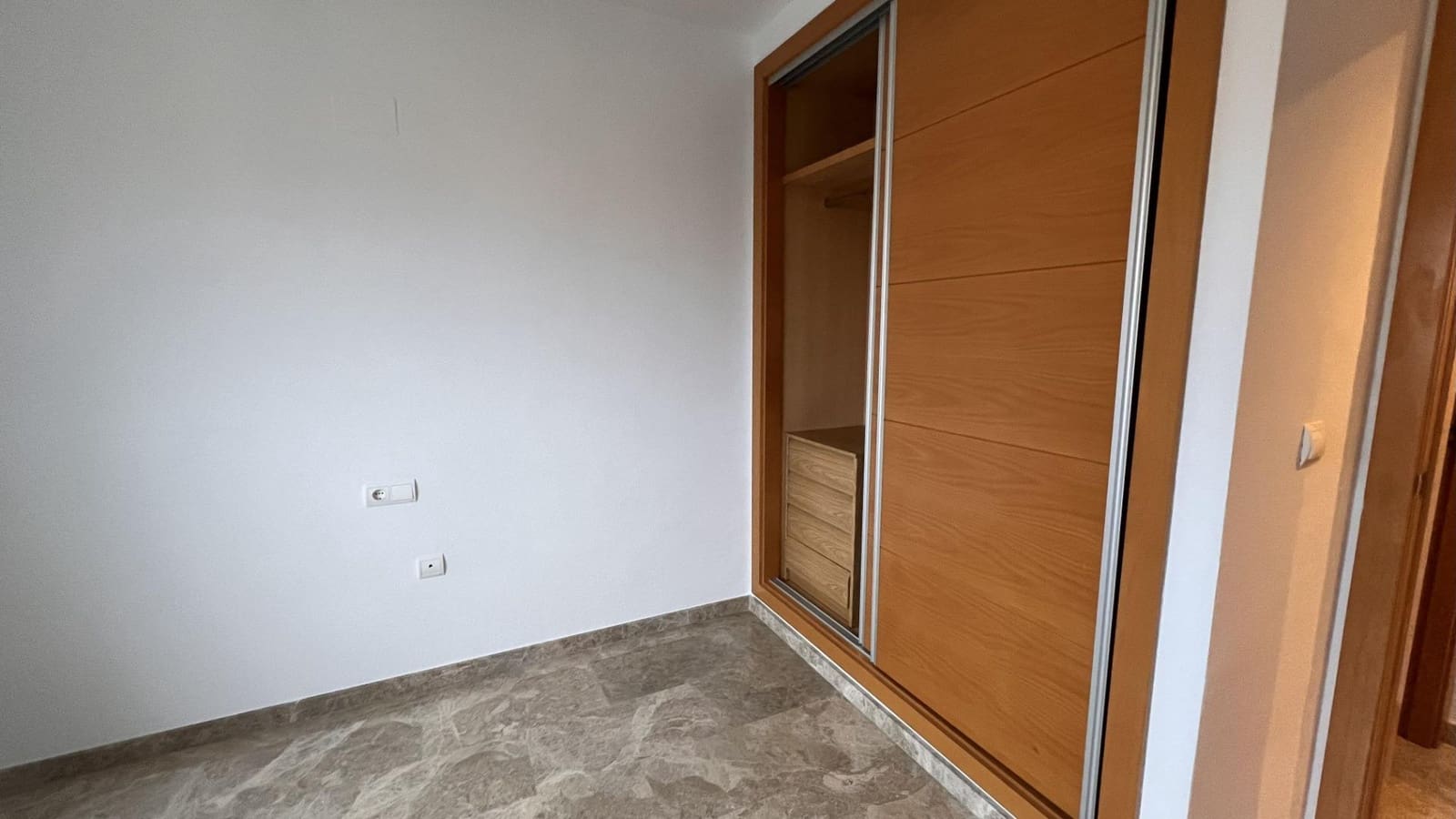 3 quarto Apartamento para arrendar em Alicante cidade com piscina - 1 200 € (Ref: 9440055)
