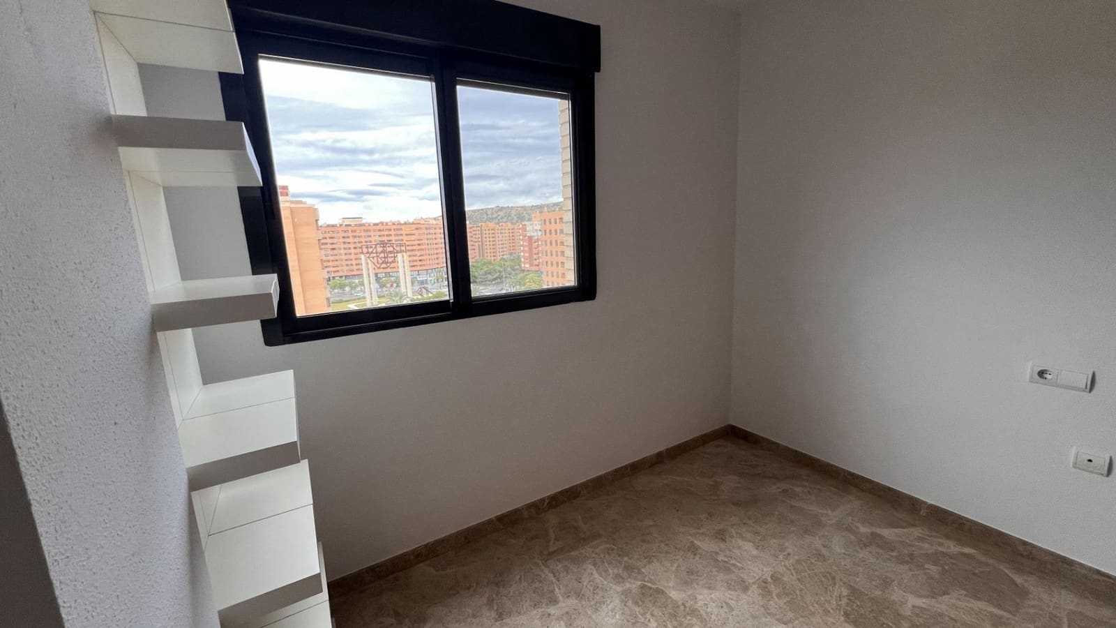 3 quarto Apartamento para arrendar em Alicante cidade com piscina - 1 200 € (Ref: 9440055)
