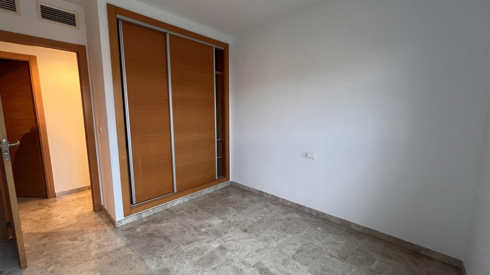 3 quarto Apartamento para arrendar em Alicante cidade com piscina - 1 200 € (Ref: 9440055)