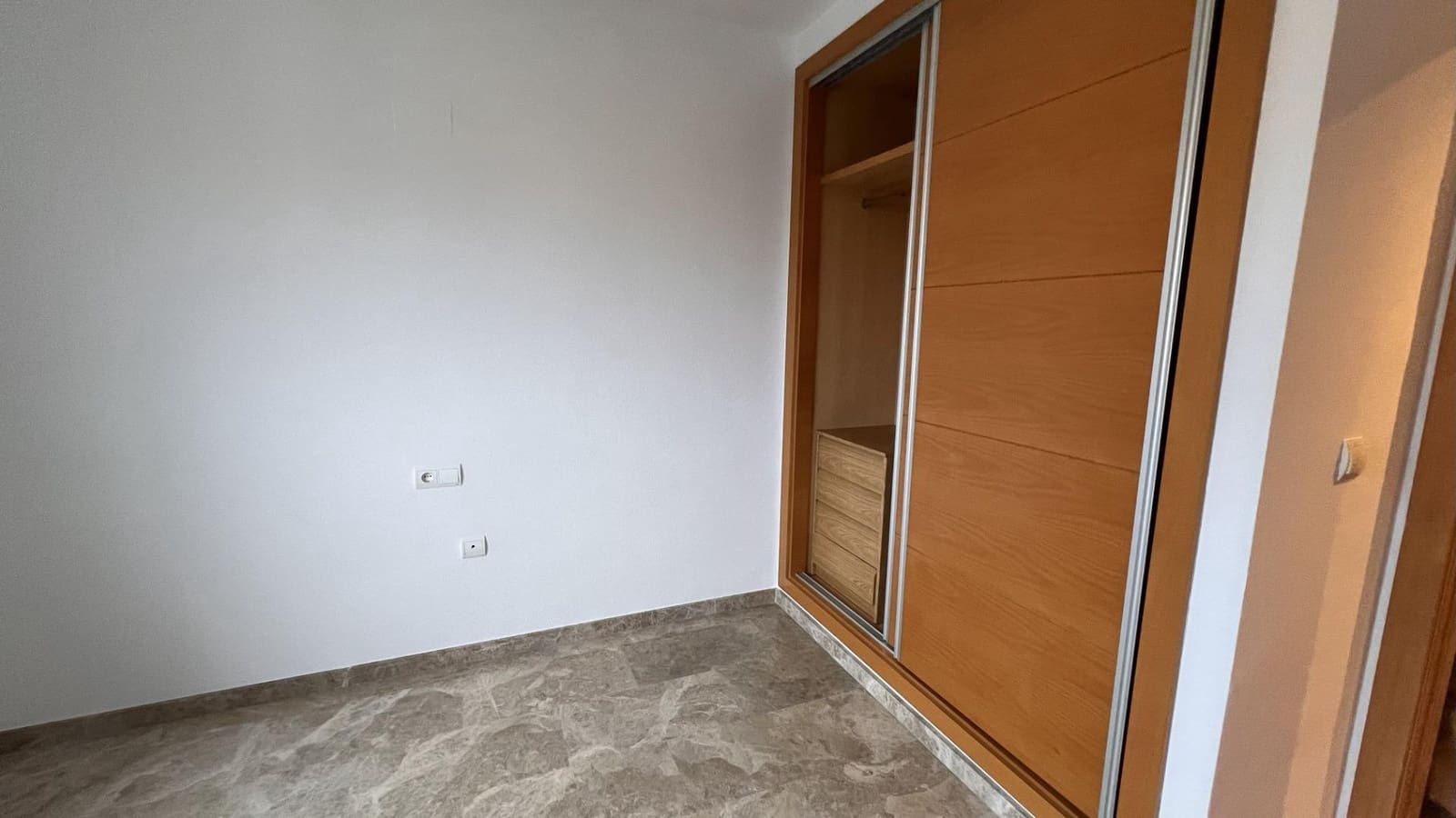 3 quarto Apartamento para arrendar em Alicante cidade com piscina - 1 200 € (Ref: 9440055)