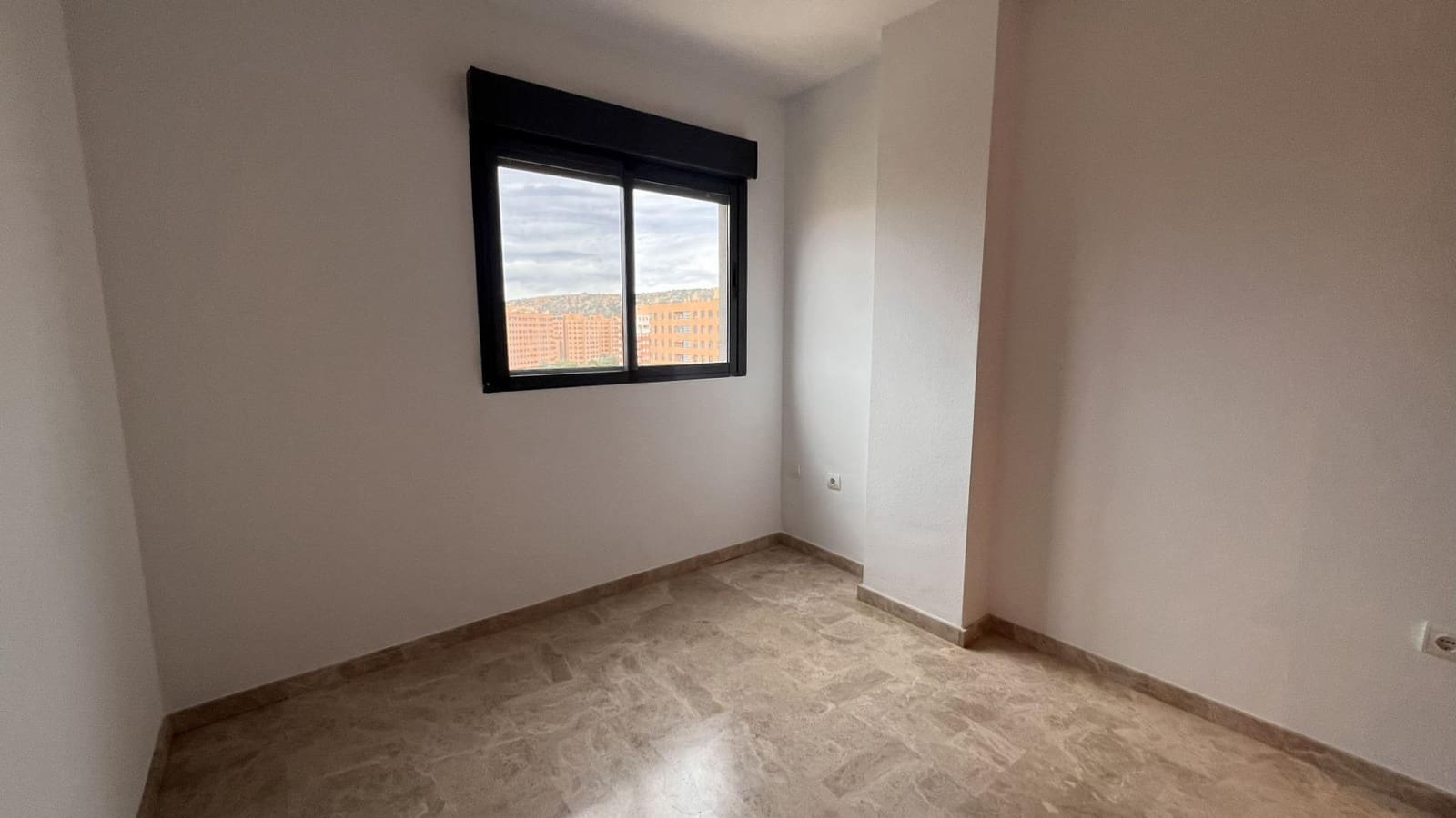 3 quarto Apartamento para arrendar em Alicante cidade com piscina - 1 200 € (Ref: 9440055)