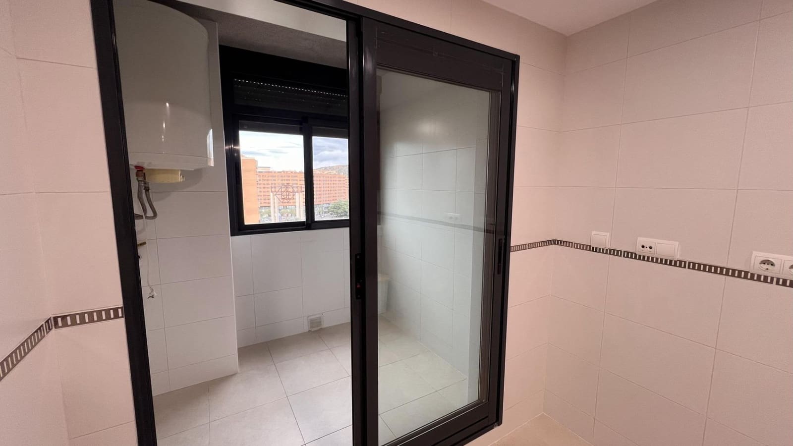 3 quarto Apartamento para arrendar em Alicante cidade com piscina - 1 200 € (Ref: 9440055)