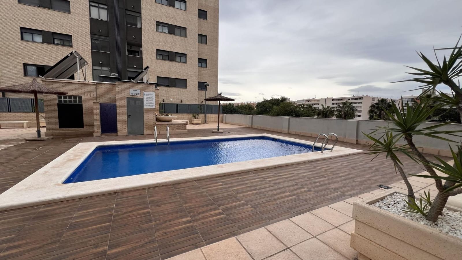 3 quarto Apartamento para arrendar em Alicante cidade com piscina - 1 200 € (Ref: 9440055)