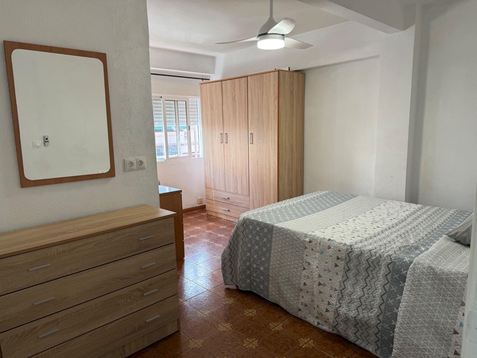 3 soverom Leilighet til leie i Alicante by - € 950 (Ref: 9470361)