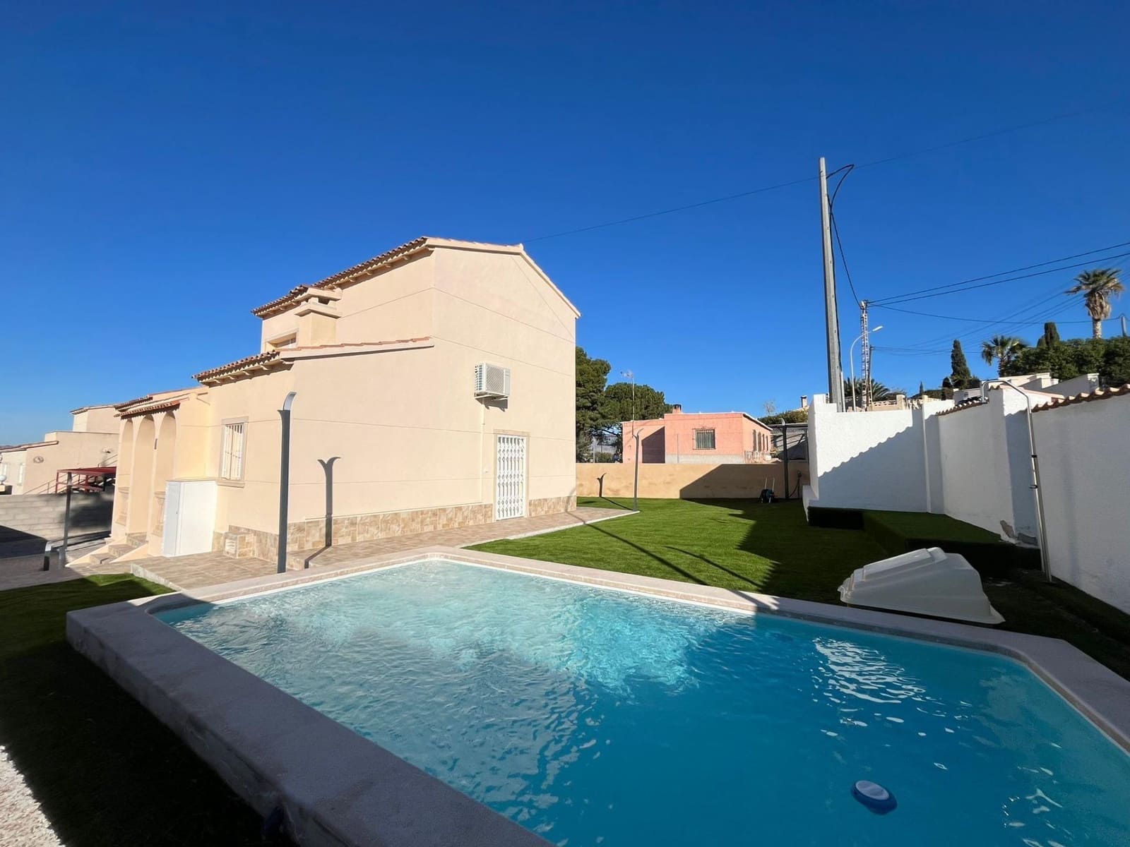 3 bedroom Villa for rent in Busot with pool garage - € 1,900 (Ref: 9491289)